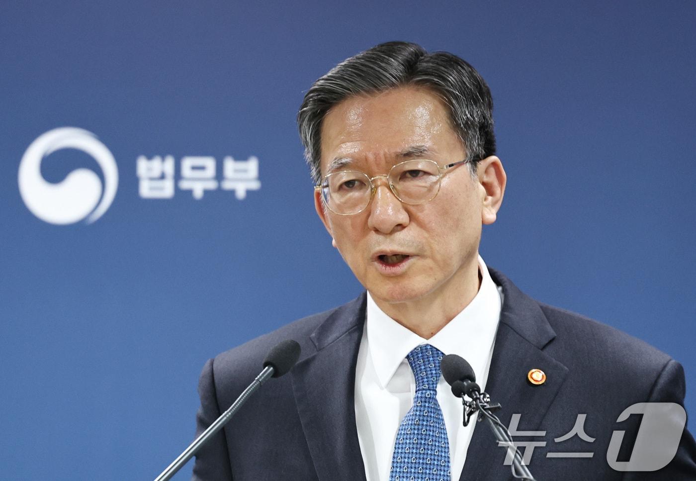 본문 이미지 - 정성호 법무부 장관이 3일 오후 경기도 정부과천청사 법무부에서 ‘2030 이민정책 미래전략‘을 발표하고 있다. 2026.3.3 ⓒ 뉴스1 구윤성 기자