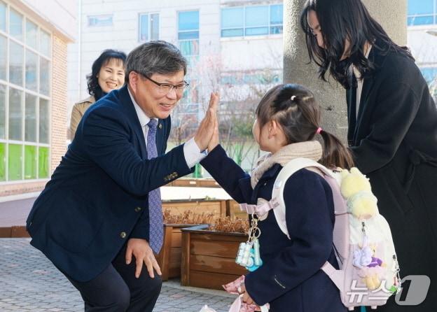 본문 이미지 - 유정기 전북교육감 권한대행이 3일 전주새연초에서 신입생을 환한 미소로 맞이하며 힘찬 학교생활을 응원하고 있다.(전북교육청 제공, 재판매 및 DB 금지)/뉴스1