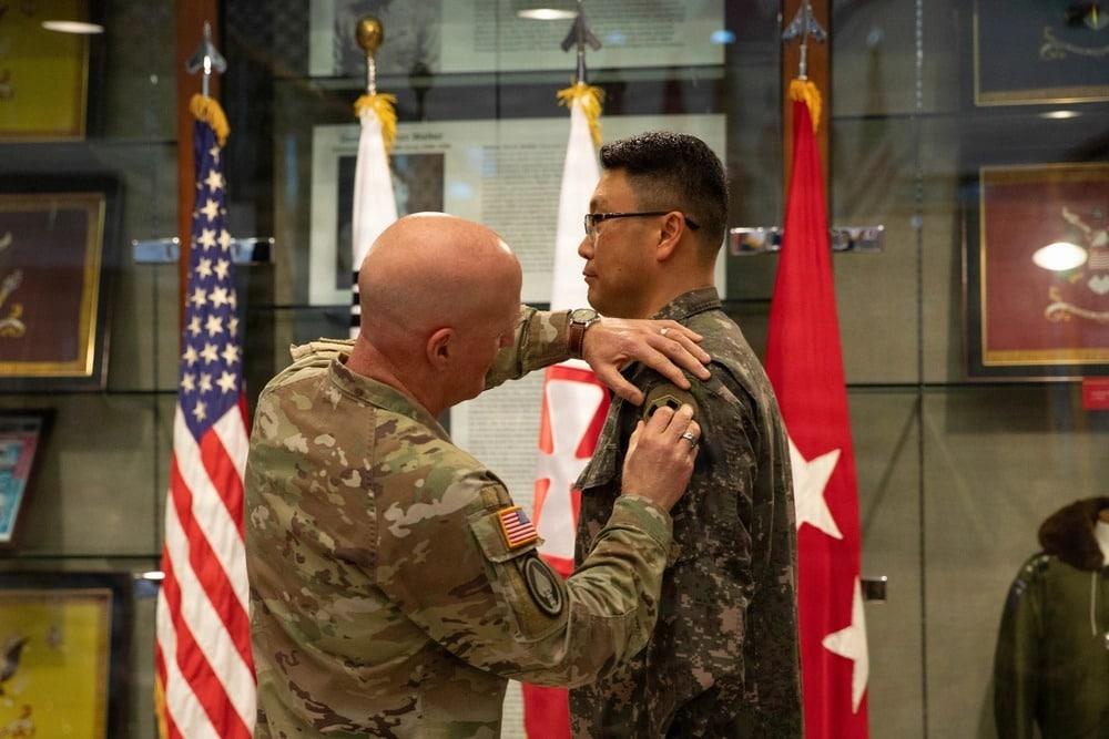 본문 이미지 - 조셉 힐버트 미 육군 제8군사령관이 2월 25일 캠프 험프리스에서 이상훈 부사령관에게 부대패를 수여하고 있다.(미 육군 제공)