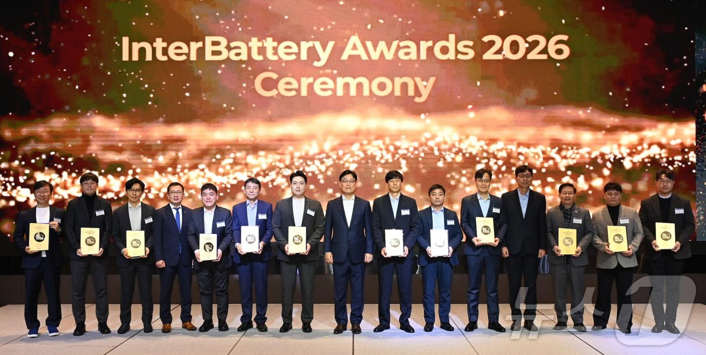 본문 이미지 - 조상현 코엑스 사장(왼쪽 네 번째)와 박태성 한국배터리산업협회 상근부회장(왼쪽 여덟 번째)이 3일 서울 여의도 글래드 호텔에서 열린 2026 인터배터리 어워즈 시상식에서 어워즈 수상 12개 기업과 함께 단체 사진을 촬영하고 있다. (코엑스 제공. 재판매 및 DB 금지) 2026.3.3 ⓒ 뉴스1