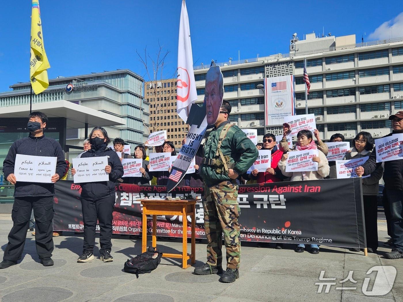 본문 이미지 - 3일 오후 서울 종로구 광화문 주한 미국 대사관 앞에서 이란 초등학교 추모 퍼포먼스를 진행 중인 국제민중연대. 2026.3.3 ⓒ 뉴스1 유채연 기자