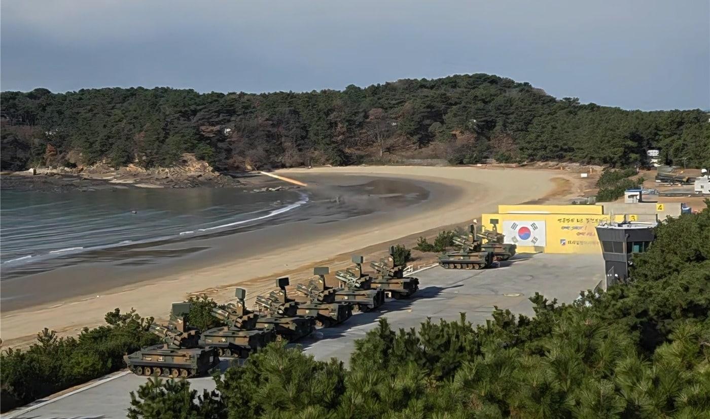 본문 이미지 - 핵심 부품 국산화 개발품을 탑재한 '천마'가 표적기를 햫애 유도탄을 발사하고 있다.(국기연 제공)