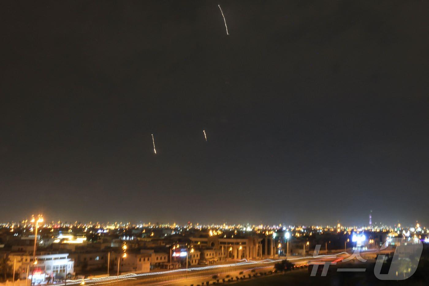 본문 이미지 - 3일(현지시간) 도하 상공에서 미사일이 목격됐다. 카타르 국방부는 성명에서 이날 오전, 자국 군이 두 발의 탄도미사일을 요격했다고 밝혔다. 2026.03.03 ⓒ AFP=뉴스1