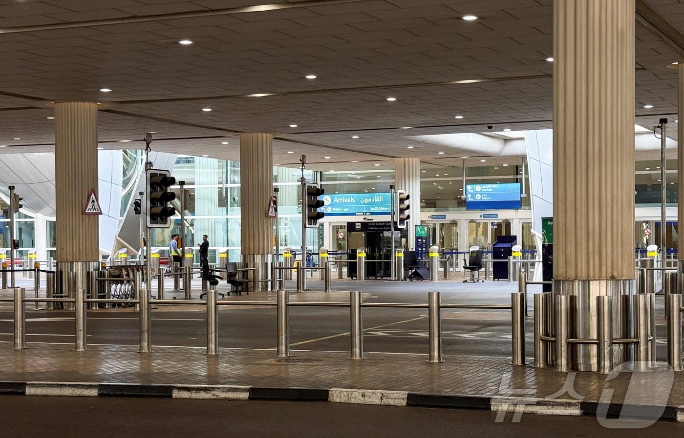 본문 이미지 - 2일(현지시간) 미국과 이스라엘의 이란 공습 이후 아랍에미리트(UAE) 두바이 국제공항 도착 구역이 텅 비어 있다. 2026.03.02. ⓒ 로이터=뉴스1