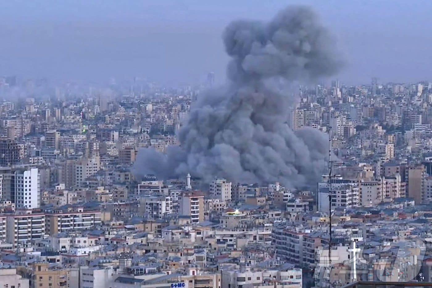 본문 이미지 - 3일(현지시간) 이스라엘의 공습이 레바논 베이루트 교외를 강타한 뒤 연기가 하늘로 치솟고 있다. 이스라엘군은 이날 헤즈볼라 대응 작전을 앞두고 레바논 여러 지역에 대피 명령을 내리기도 했다. 2026.03.03 ⓒ AFP=뉴스1