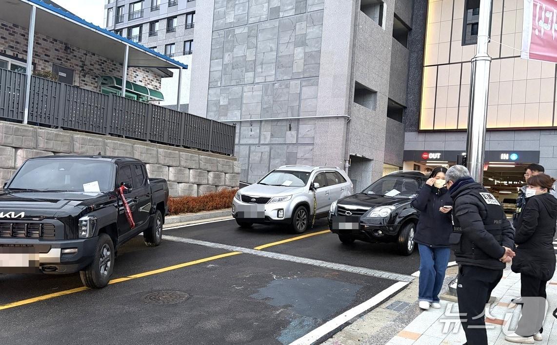 본문 이미지 - 3일 영동군의 코아루 리더스원 아파트 건설에 참여한 하도급 업체들이 밀린 공사대금 지급을 요구하고 있다.(독자 제공. 재판매 및 DB금지) 