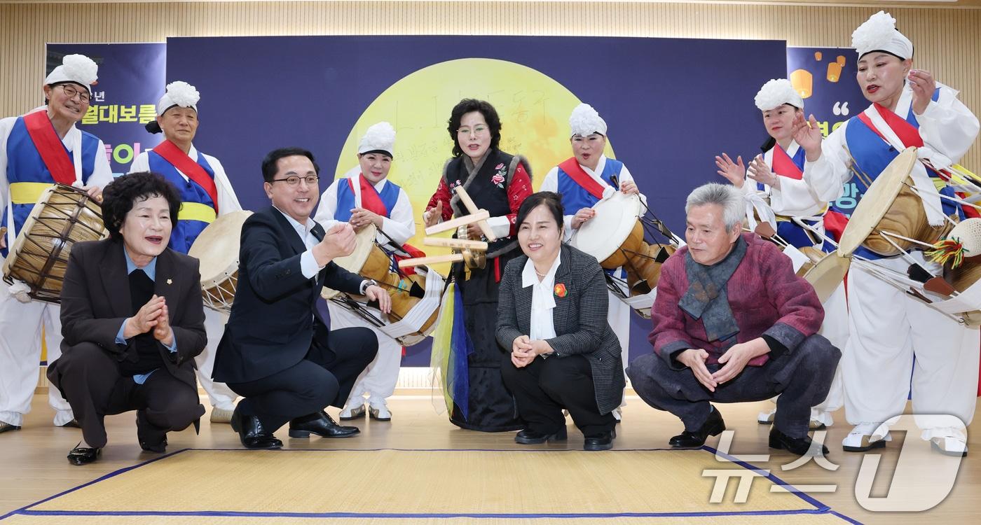 본문 이미지 - 정월대보름인 3일 대전 동구문화원에서 열린 ‘정월대보름 전통 민속놀이 한마당’에서 박희조 동구청장과 시민들이 윷놀이를 하고 있다.  2026.3.3 ⓒ 뉴스1 김기태 기자
