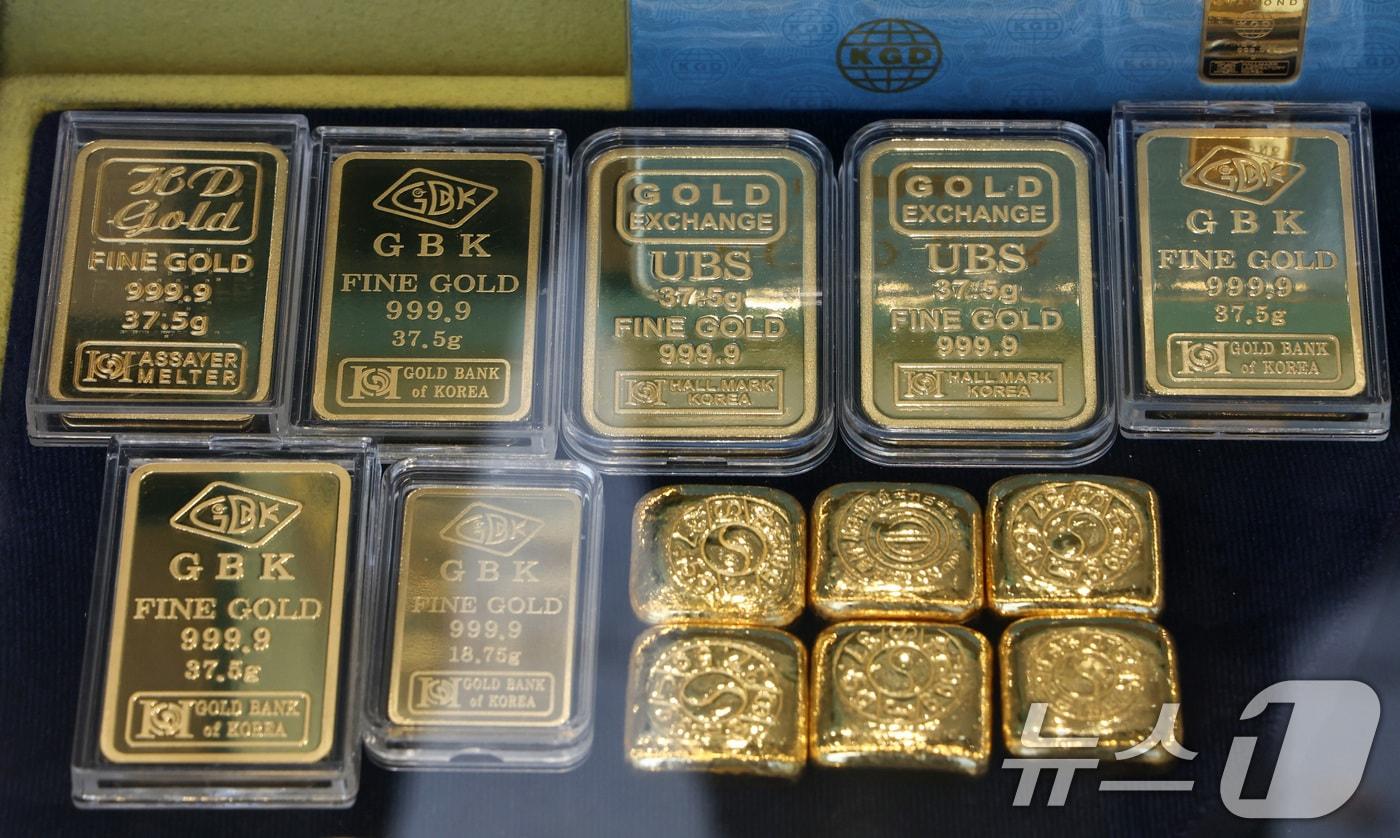 본문 이미지 - 미국·이스라엘의 이란 타격으로 안전자산 수요가 증가하고 있는 3일 서울 시내 한 금은방에 골드바가 진열되어 있다. 오후3시 8분 기준 KRX 금시장에서 국내 금 시세(99.99_1kg)는 전 거래일 대비 5.09% 오른 1g당 251490원에 거래됐다. 2026.3.3 ⓒ 뉴스1 최지환 기자