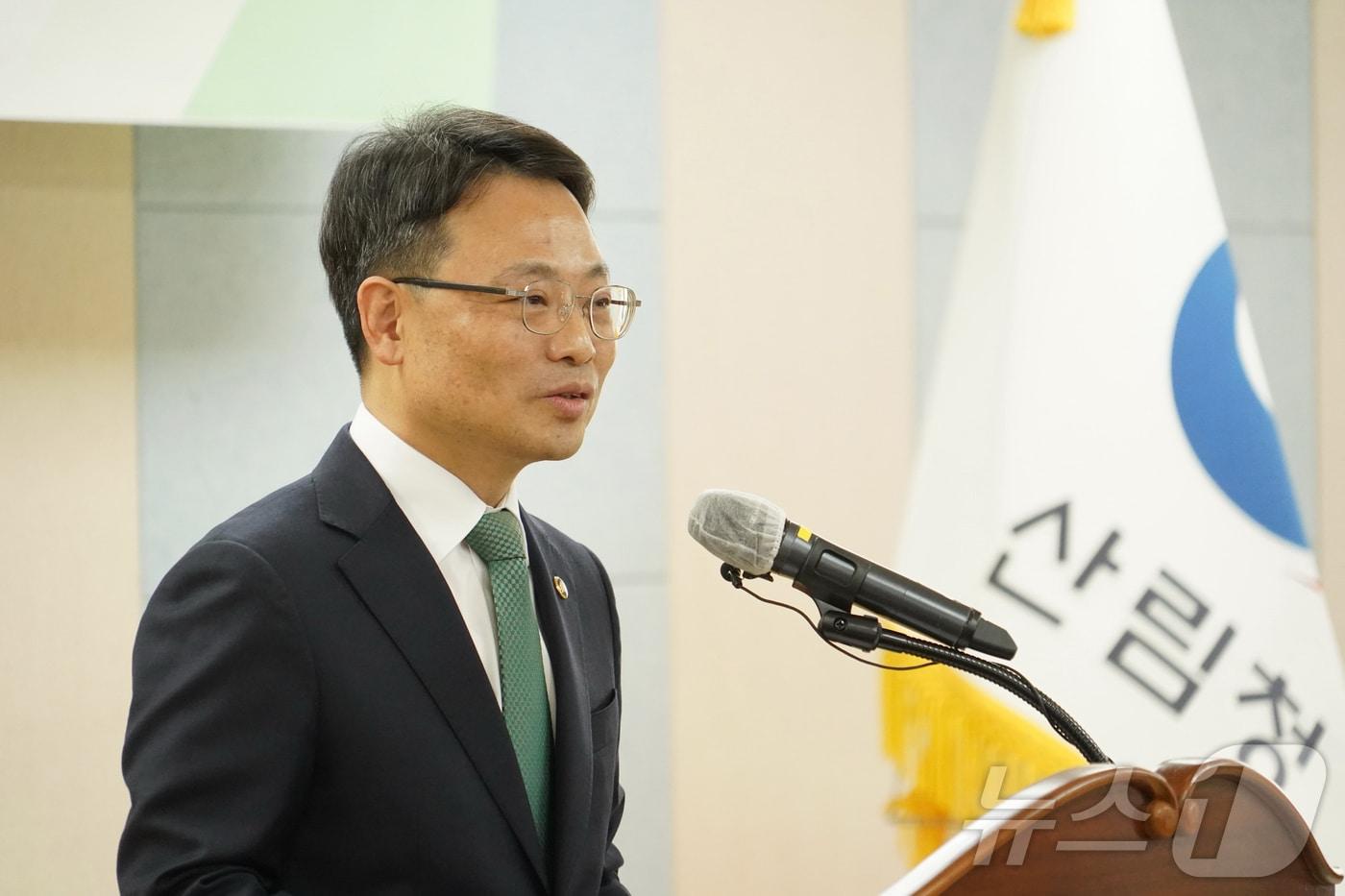 본문 이미지 - 박은식 산림청장이 3일 정부대전청사에서 열린 제37대 산림청장 취임식에서 취임사를 하고 있다. (사진은 기사 내용과 무관함) / 뉴스1 ⓒ News1(산림청 제공. 재판매 및 DB 금지) 2026.3.3 ⓒ 뉴스1