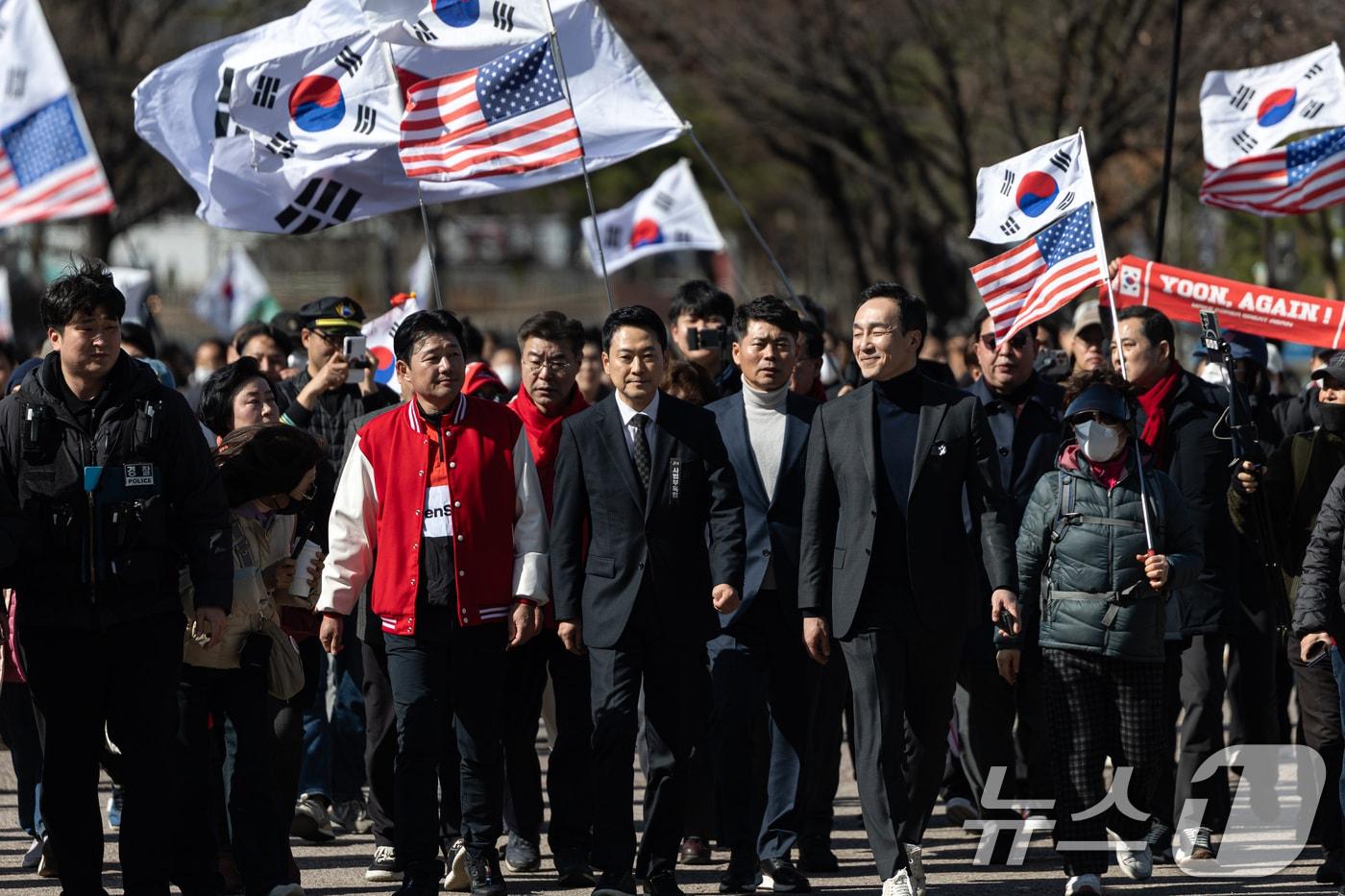 본문 이미지 - 장동혁 대표를 비롯한 국민의힘 지도부가 3일 서울 여의도 국회 본관 앞에서 열린 사법독립 헌정수호를 위한 대국민 호소 국민대장정 규탄대회를 마친 후 청와대를 향해 행진하고 있다. 2026.3.3 ⓒ 뉴스1 이승배 기자