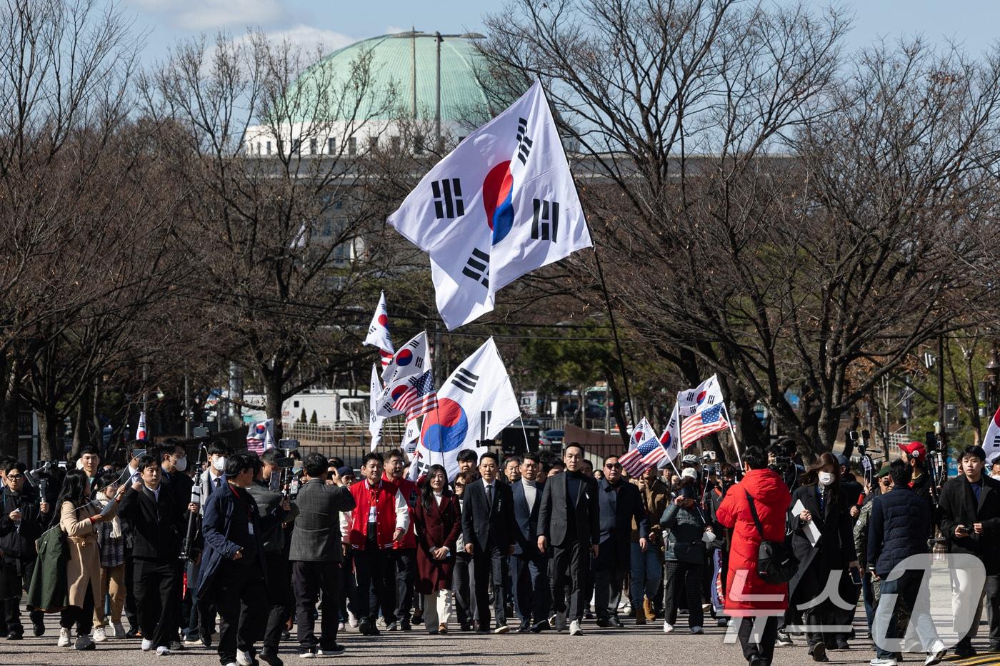 본문 이미지 - 장동혁 대표를 비롯한 국민의힘 지도부가 3일 서울 여의도 국회 본관 앞에서 열린 사법독립 헌정수호를 위한 대국민 호소 국민대장정 규탄대회를 마친 후 청와대를 향해 행진하고 있다. 2026.3.3 ⓒ 뉴스1 이승배 기자