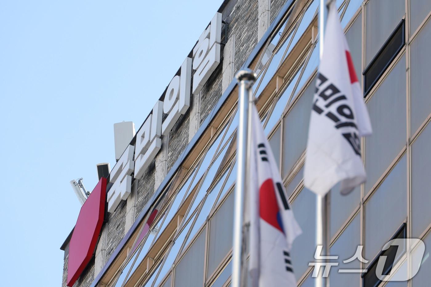 본문 이미지 - 정교유착 의혹을 수사 중인 검·경 합동수사본부가 3일 신천지예수교증거장막성전(신천지) 신도들의 집단 당원 가입 의혹과 관련해 국민의힘 당사 압수수색에 돌입했다. 사진은 이날 서울 여의도 국민의힘 당사의 모습. 2026.3.3 ⓒ 뉴스1 신웅수 기자