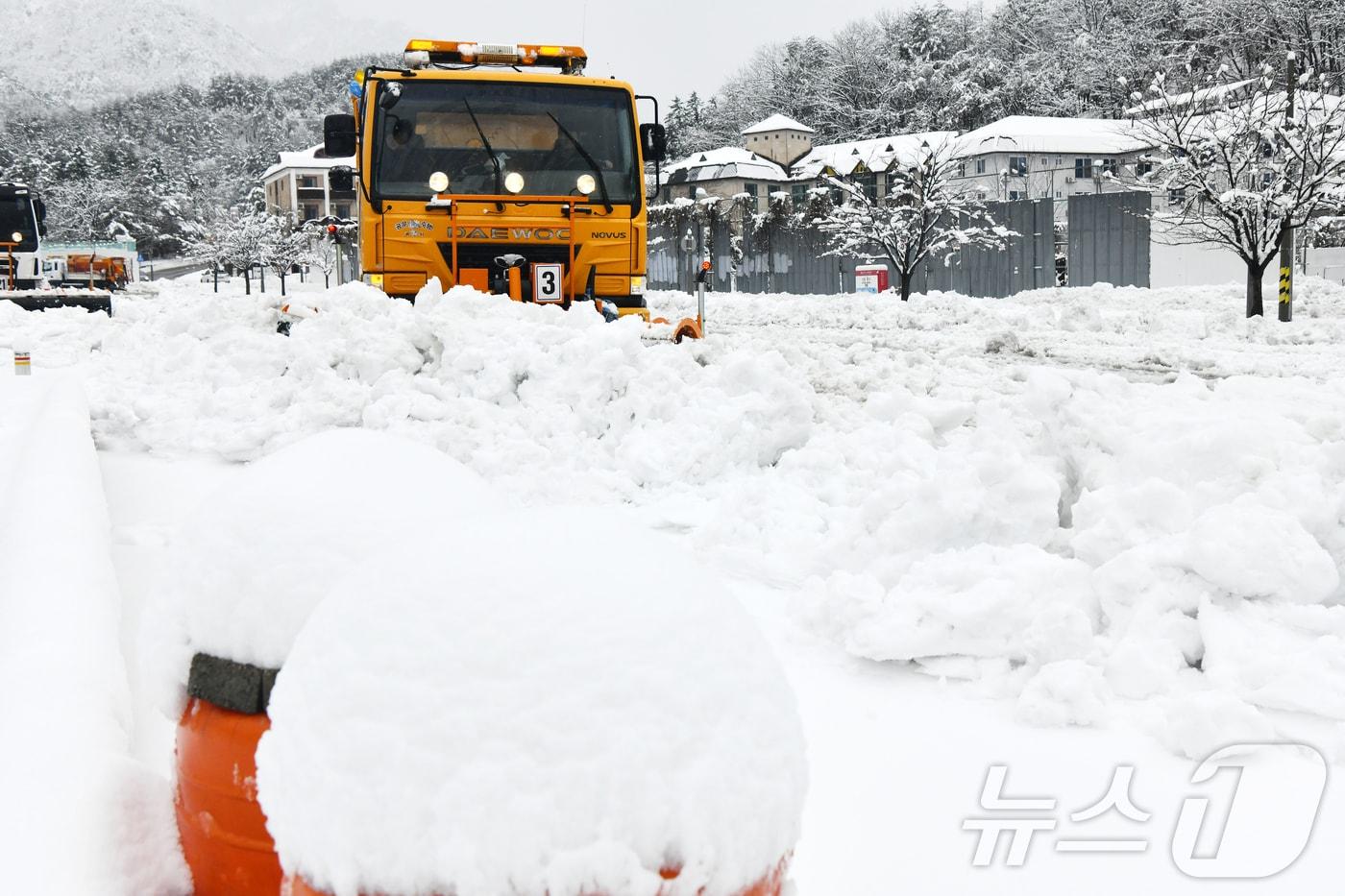 본문 이미지 - 3일 폭설이 내린 강원 속초시 설악산국립공원 주차장에서 제설작업이 진행되고 있다.(속초시 제공, 재판매 및 DB 금지) 2026.3.3 