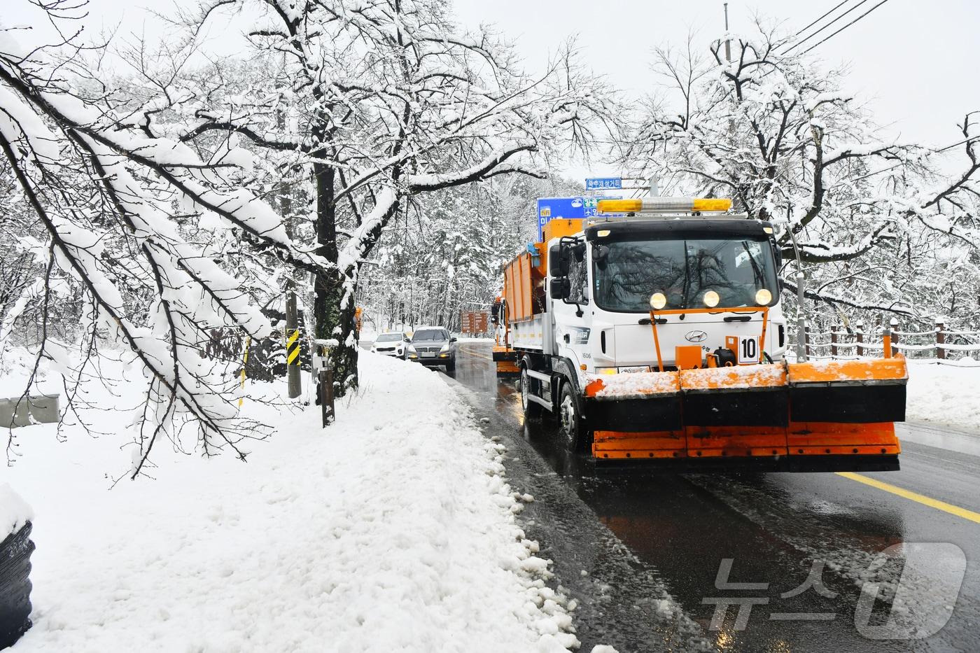 본문 이미지 - 강원 속초시 설악산국립공원 주차장에서 제설작업이 진행되고 있다.(속초시 제공, 재판매 및 DB 금지) 2026.3.3 ⓒ 뉴스1 윤왕근 기자