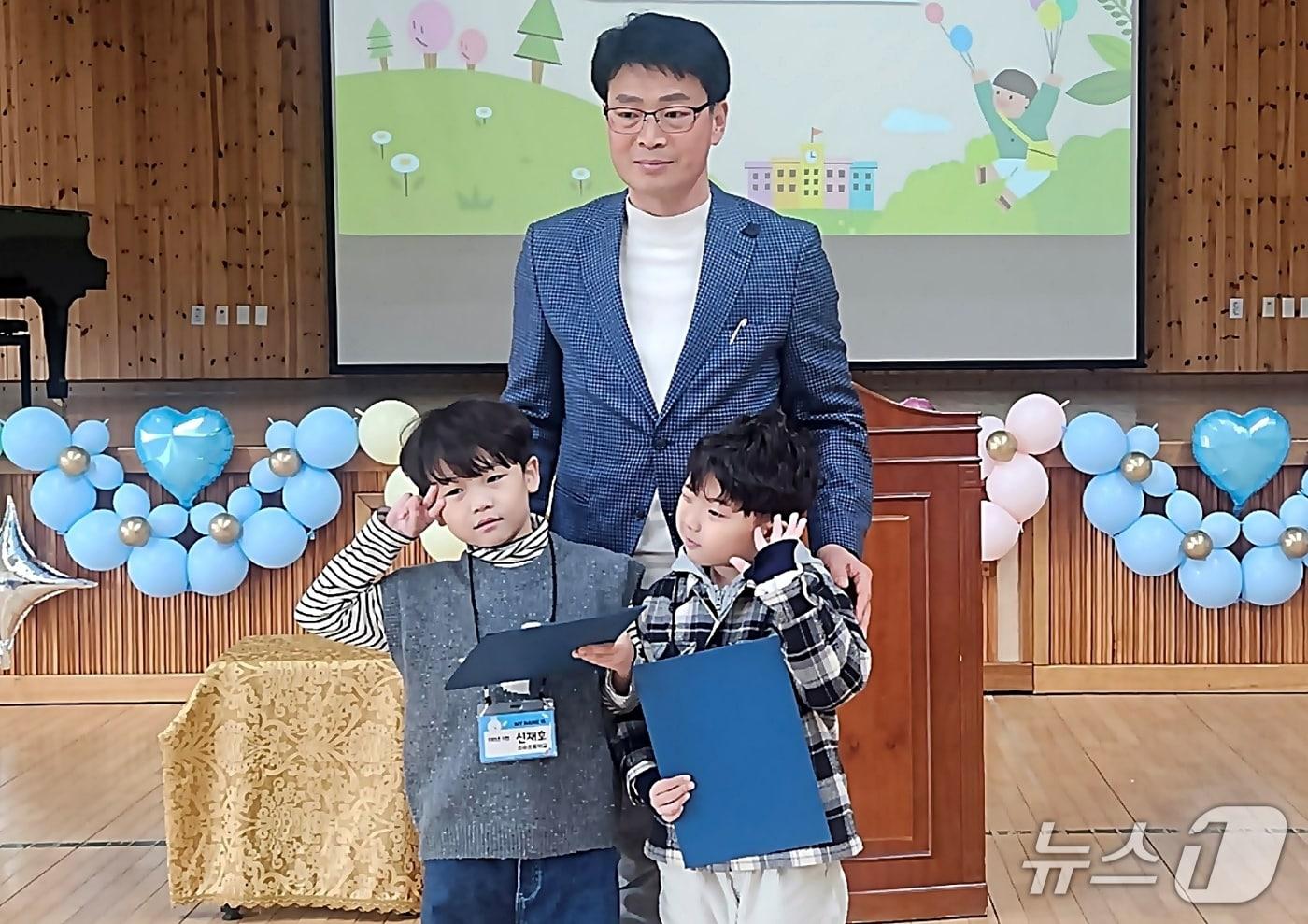 본문 이미지 - 충북 괴산군 소수면발전위원회가 3일 소수초등학교 대강당에서 신입생 2명에게 입학축하금을 전달했다.(괴산군 제공. 재판매 및 DB금지)