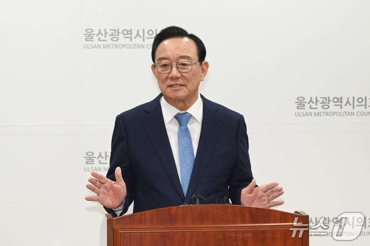 본문 이미지 - 송철호 전 울산시장이 3일 시의회 프레스센터에서 울산시장 불출마 기자회견을 열고 있다.(울산시의회 제공. 재판매 및 DB금지)/뉴스1