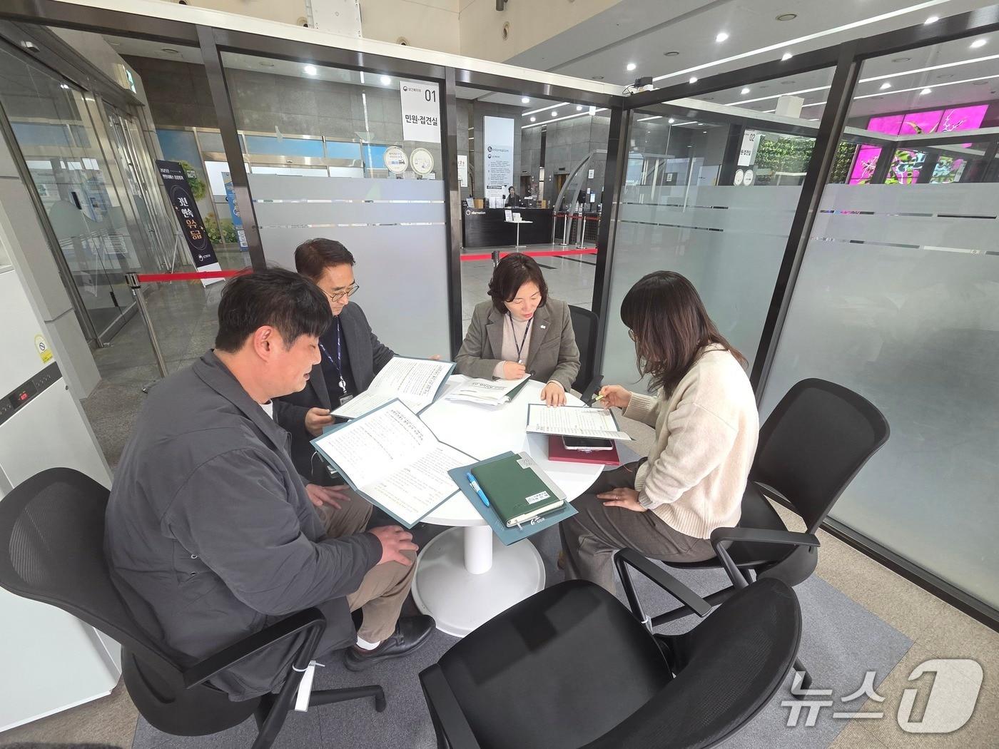 본문 이미지 - 3일 전북 진안군이 보건복지부를 방문해 사회보장협의체 관계자를 만나고 있다.(진안군제공. 재판매 및 DB금지)2026.3.3/뉴스1