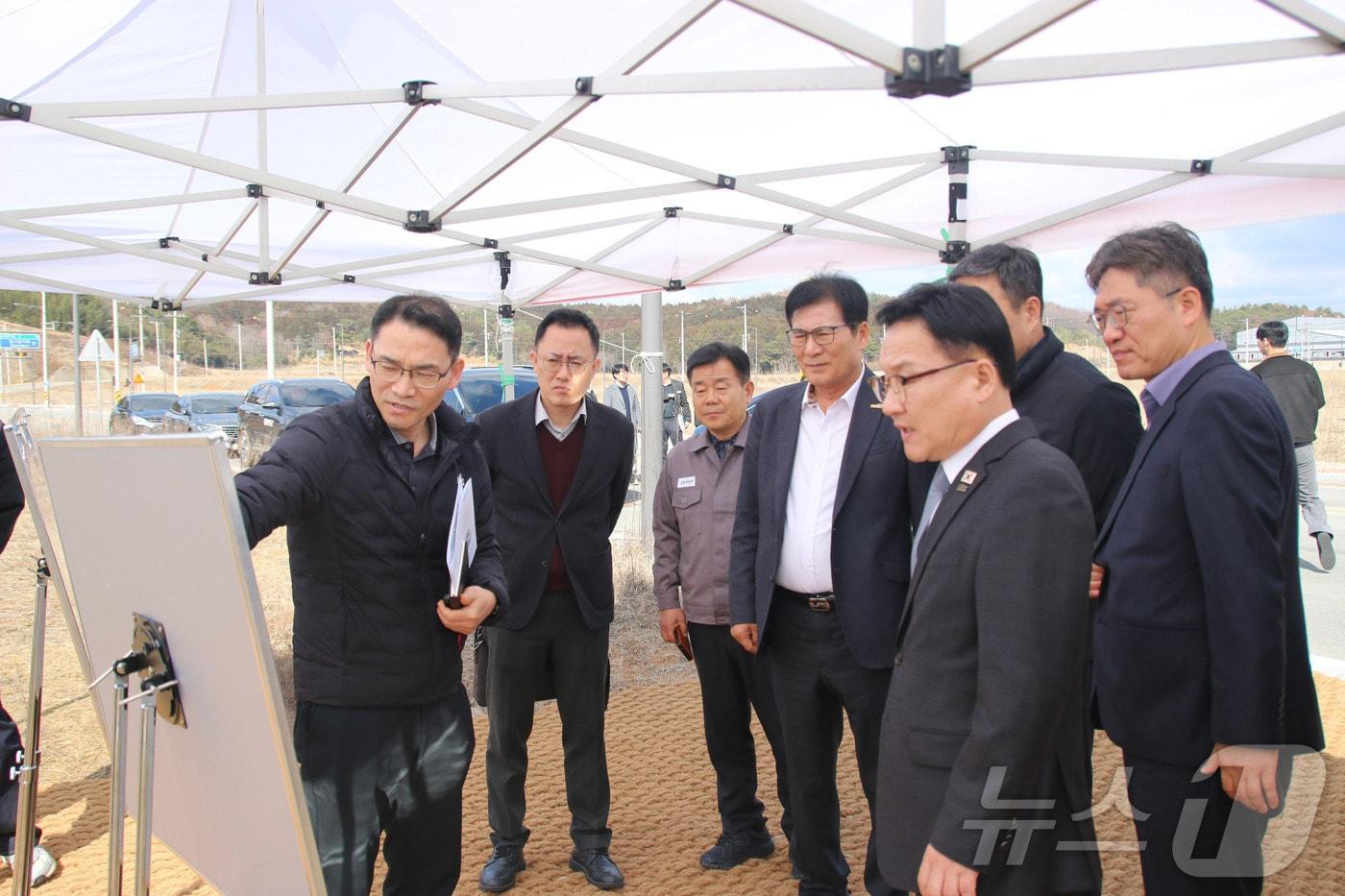 본문 이미지 - 강위원 전남도 경제부지사(오른쪽 두번째)가 3일 금호타이어 함평공장 건설현장을 찾아 차질없는 행정지원을 약속했다.(금호타이어 제공, 재배포 및 DB 금지) ⓒ 뉴스1