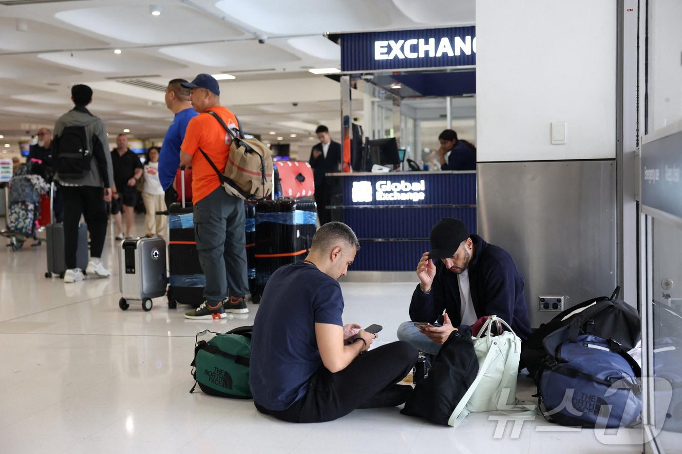 본문 이미지 - 2일 카타르 도하를 거쳐 스위스로 향하는 항공편이 결항되자 호주 시드니 공항의 이용객들이 발이 묶여 있다. 2026.3.2 ⓒ 로이터=뉴스1