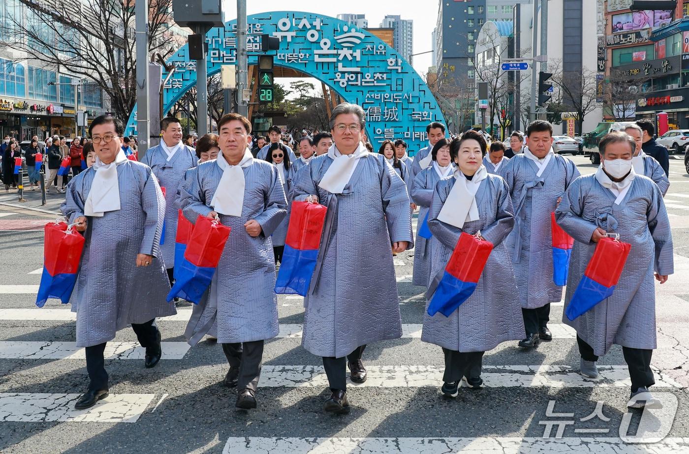 본문 이미지 - 정용래 유성구청장이 정월대보름제 풍물 길놀이 행사에 참여하고 있다.(유성구 제공. 재판매 및 DB금지)/뉴스1