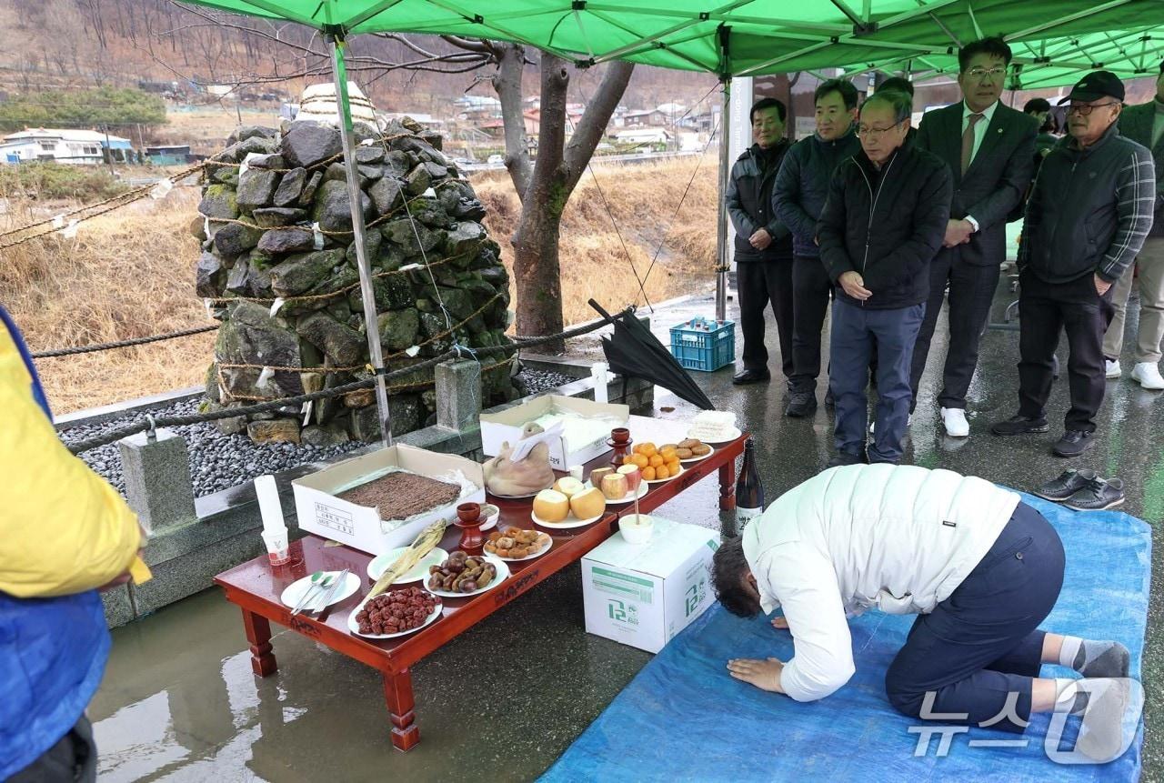 본문 이미지 - 최충규 대덕구청장이 2일 민속 보존 마을 행사인 보름제에 참석해 제를 올리고 있다.(대덕구 제공. 재판매 및 DB금지)/뉴스1