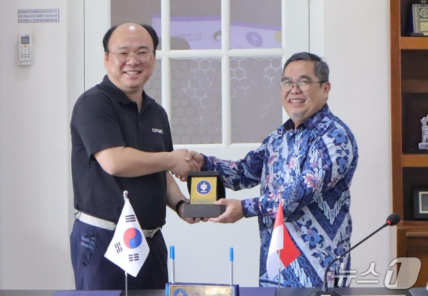 본문 이미지 - SKY동물메디컬그룹은 2일(현지시간) 인도네시아 IPB대학교와 양해각서를 체결했다(SKY동물메디컬그룹 제공). ⓒ 뉴스1