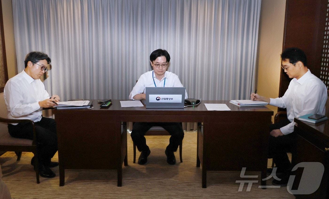 본문 이미지 - 김정관 산업통상부 장관이 3일(현지시간) 필리핀 더 마닐라호텔에서 화상으로 열린 제3차 중동상황 실물경제 점검회의를 주재하고 있다. (산업통상부 제공. 재판매 및 DB 금지) 2026.3.3 ⓒ 뉴스1