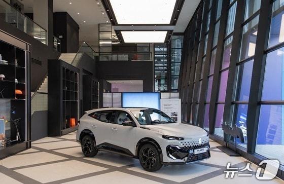 본문 이미지 - 르노 성수에 전시된 르노 필랑트. (르노코리아 제공)