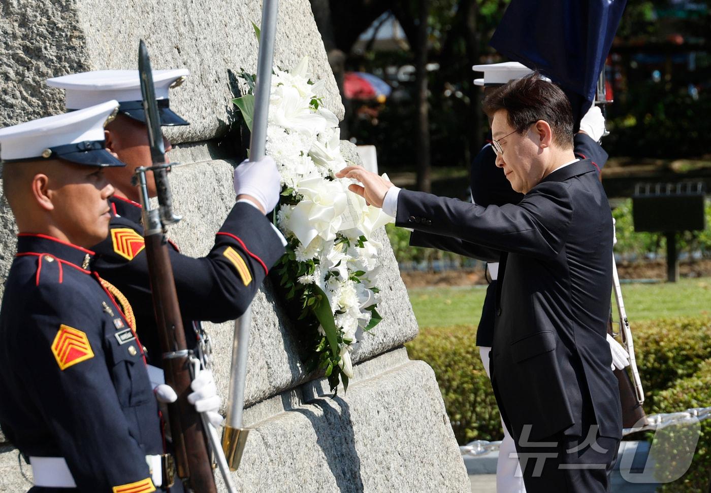 본문 이미지 - 필리핀을 국빈 방문한 이재명 대통령이 3일(현지시간) 필리핀 마닐라 리잘 공원에서 리잘 기념비에 헌화하고 있다. 2026.3.3 ⓒ 뉴스1 허경 기자