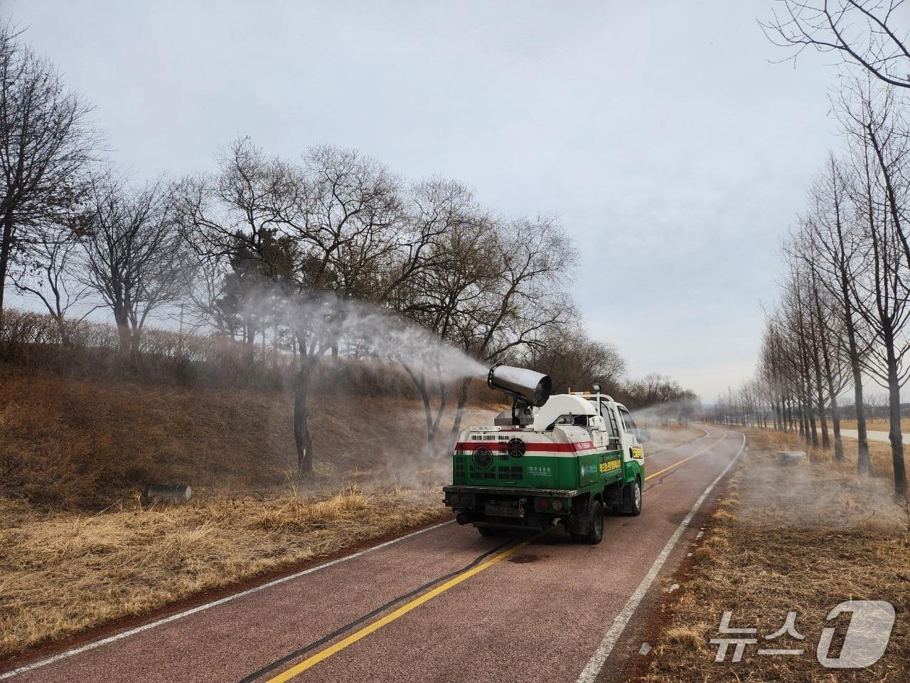 본문 이미지 - 깔따구 방제 모습.(경기 여주시 제공. 재판매 및 DB 금지)/뉴스1