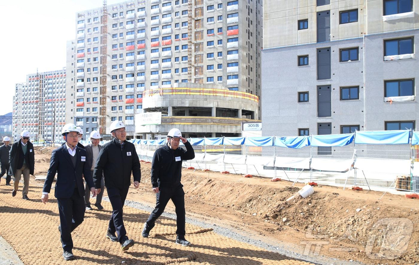 본문 이미지 - 김이탁 국토교통부 1차관이 3일 오후 인천계양 및 부천대장 공공주택지구를 방문해 3기 신도시 첫 입주 준비, 해빙기 안전관리, 사업 속도 제고방안 등을 종합 점검 하고 있다. (국토교통부 제공. 재판매 및 DB 금지/자료사진) 2026.3.3 ⓒ 뉴스1