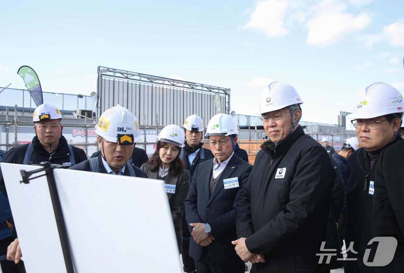 본문 이미지 -  김이탁 국토교통부 1차관(오른쪽 두 번째)이 3일 오후 인천계양 및 부천대장 공공주택지구를 방문, 3기 신도시 입주 준비 현황을 점검했다.(국토부 제공)