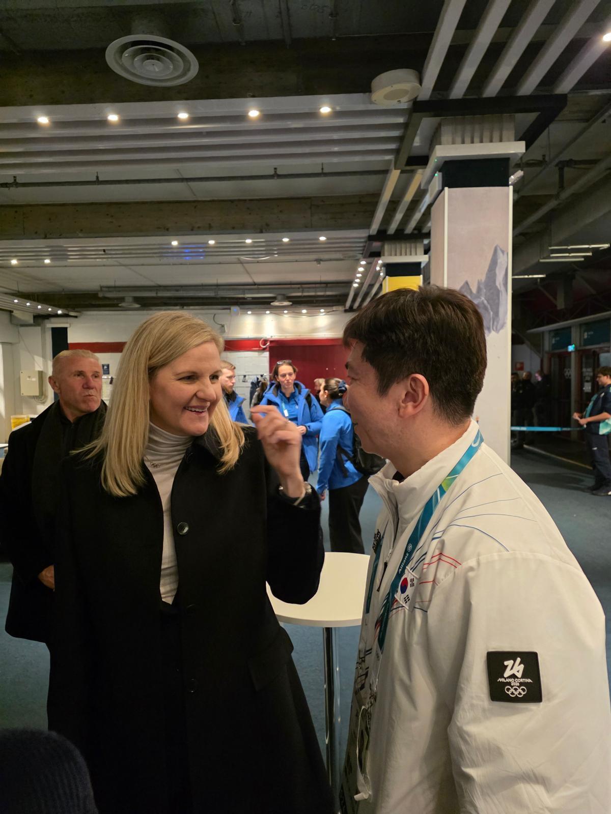 본문 이미지 - 2026 밀라노 코르티나 동계 올림픽 기간 커스티 코번트리 IOC 회장과 만난 유승민 대한체육회장. (대한체육회 제공)