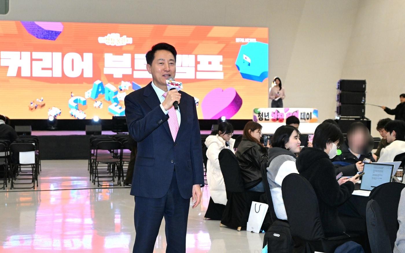 본문 이미지 - 오세훈 서울시장이 3일 DDP에서 열린 '청년 성장 올인데이'에서 청년 멘토·멘티에게 격려인사를 전하고 있다.(서울시 제공)