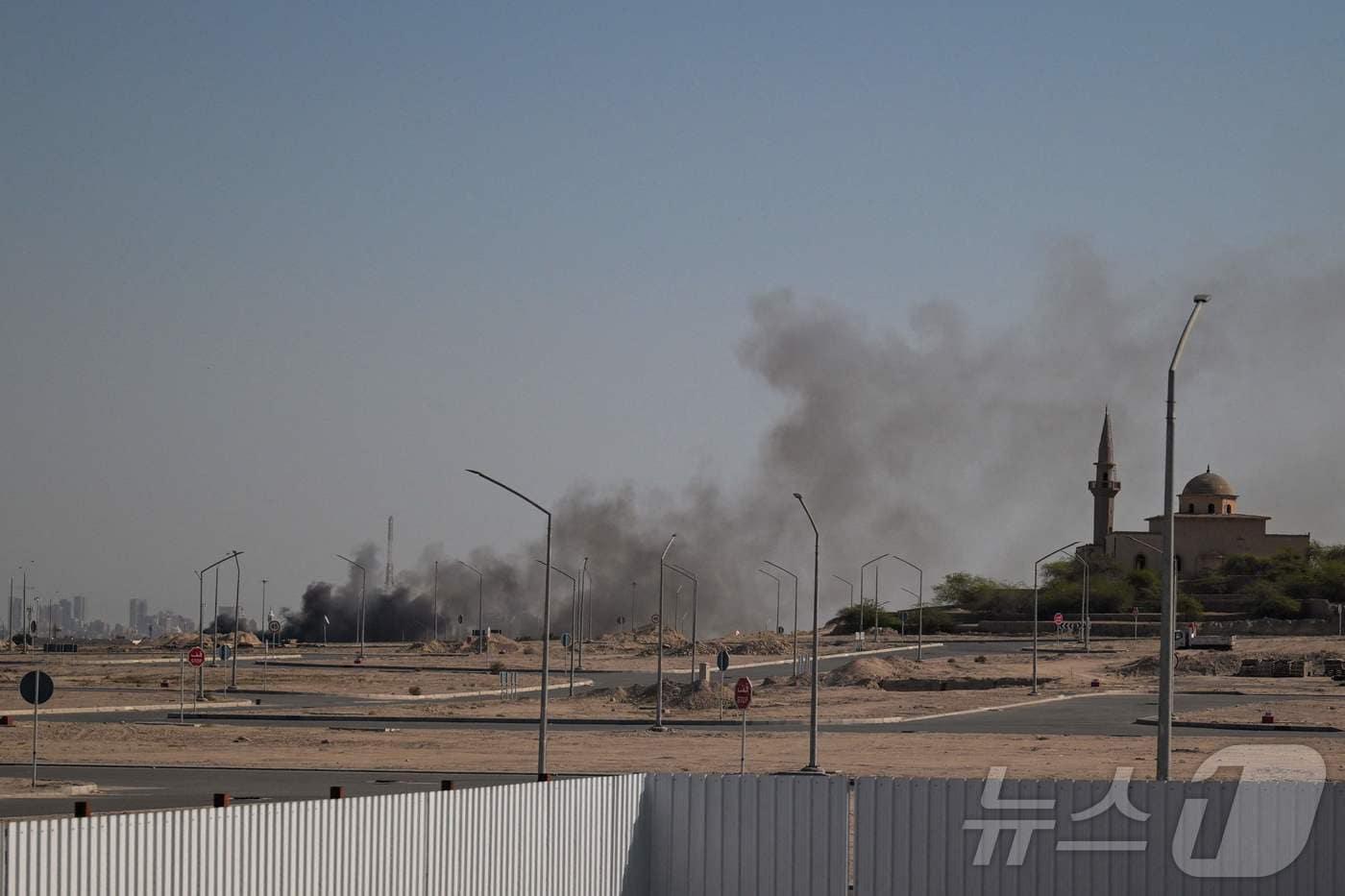 본문 이미지 - 2일(현지시간) 이란의 공습이 보고된 쿠웨이트 시티 내 미국 대사관 소재 지역에서 연기가 피어오르고 있다. 2026.03.02 ⓒ AFP=뉴스1
