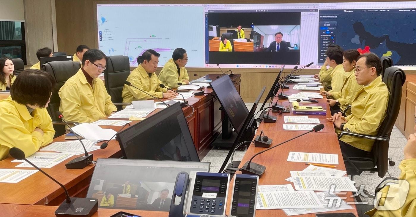 본문 이미지 - 김성범 해양수산부 차관이 중동사태 관련 상황점검회의를 개최하고 있다.(해양수산부 제공)