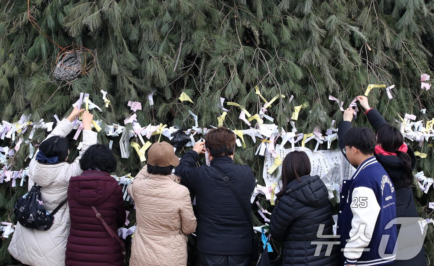 본문 이미지 - 정월대보름인 3일 오후 대구 북구 금호강 둔치에서 열린 '정월대보름 축제'를 찾은 시민들이 달집에 소원지를 매달며 소원을 빌고 있다. 2026.3.3 ⓒ 뉴스1 공정식 기자
