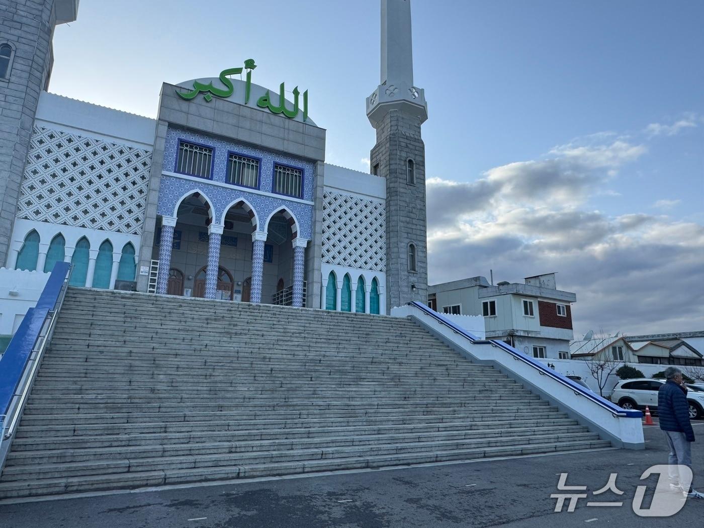 본문 이미지 - 3일 오후 서울 용산구 이태원동 이슬람 서울중앙성원의 모습. 2026.3.3 ⓒ 뉴스1 권준언 기자