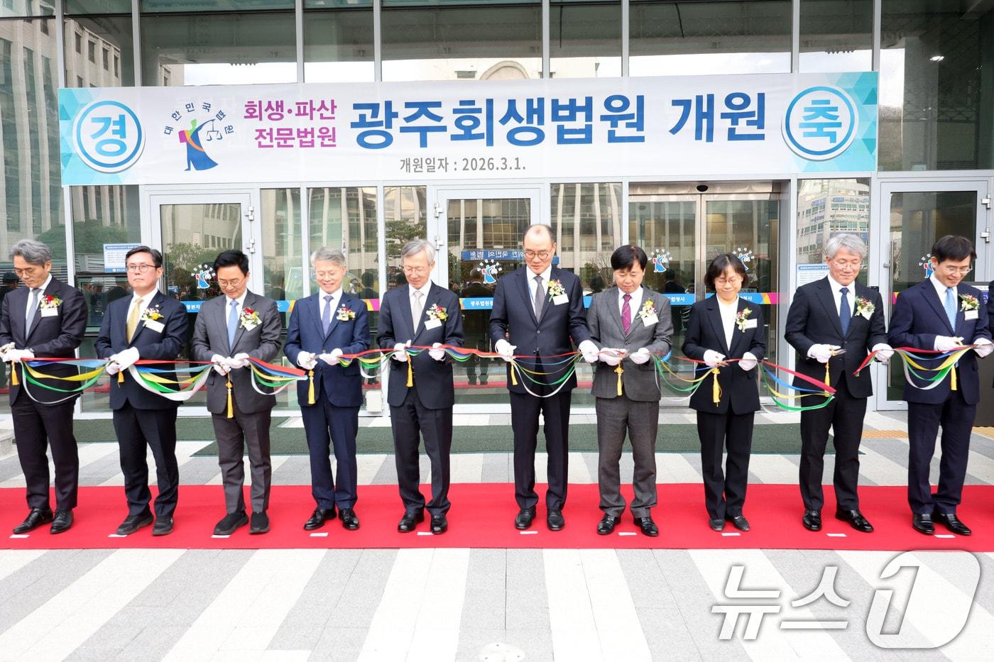 본문 이미지 - 3일 오후 열린 광주회생법원 개원식에서 김성주 초대 광주회생법원장 등이 테이프 커팅식을 하고 있다. 2026.3.3 ⓒ 뉴스1 이승현 기자
