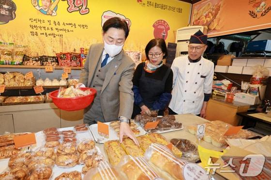 본문 이미지 - 지난해 1월14일 김관영 전북지사가 착한가격업소로 지정된 전주 빵굽는나라에서 빵을 구입하며 '착한 선결제 캠페인'을 홍보하고 있다.(전북도 제공. 재판매 및 DB금지)/뉴스1 