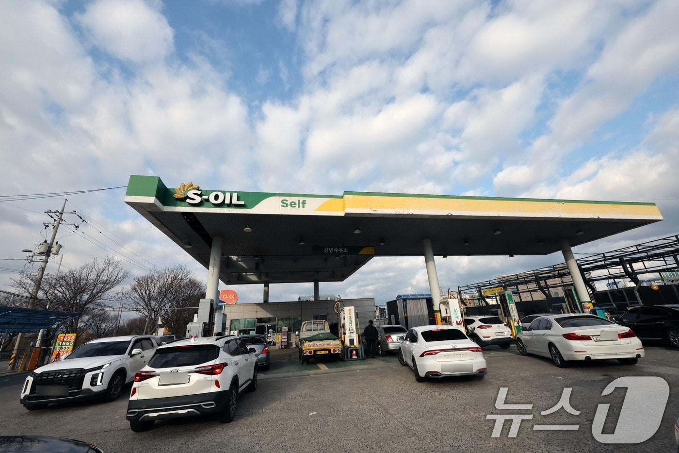 본문 이미지 - 광주 평균 휘발유 가격이 L당 1702원까지 오른 3일 광주 서구 치평동의 한 주유소가 주유를 위한 시민들로 가득하다. 2026.3.3 ⓒ 뉴스1 박지현 기자