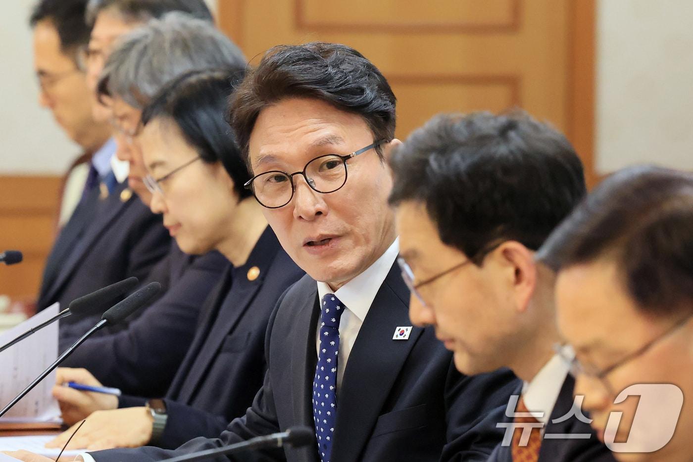 본문 이미지 - 김민석 국무총리가 3일 서울 종로구 정부서울청사에서 열린 중동 상황점검 관련 긴급 관계부처회의에서 모두발언을 하고 있다. 2026.3.3 ⓒ 뉴스1 임세영 기자