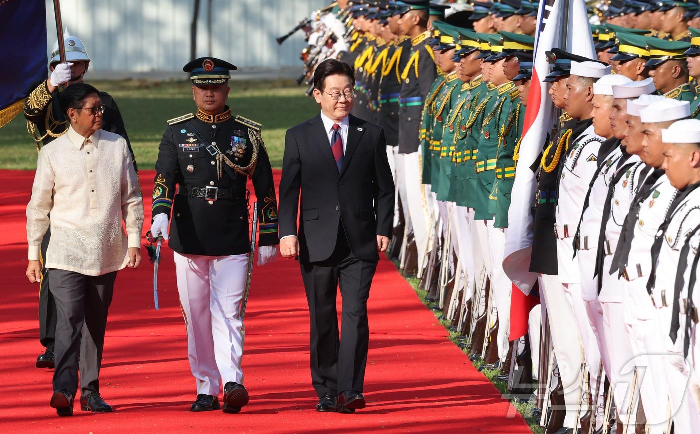 본문 이미지 - 필리핀을 국빈 방문한 이재명 대통령이 3일(현지시간) 필리핀 마닐라 말라카냥궁에서 열린 공식환영식에서 의장대를 사열하고 있다. 2026.3.3 ⓒ 뉴스1 허경 기자