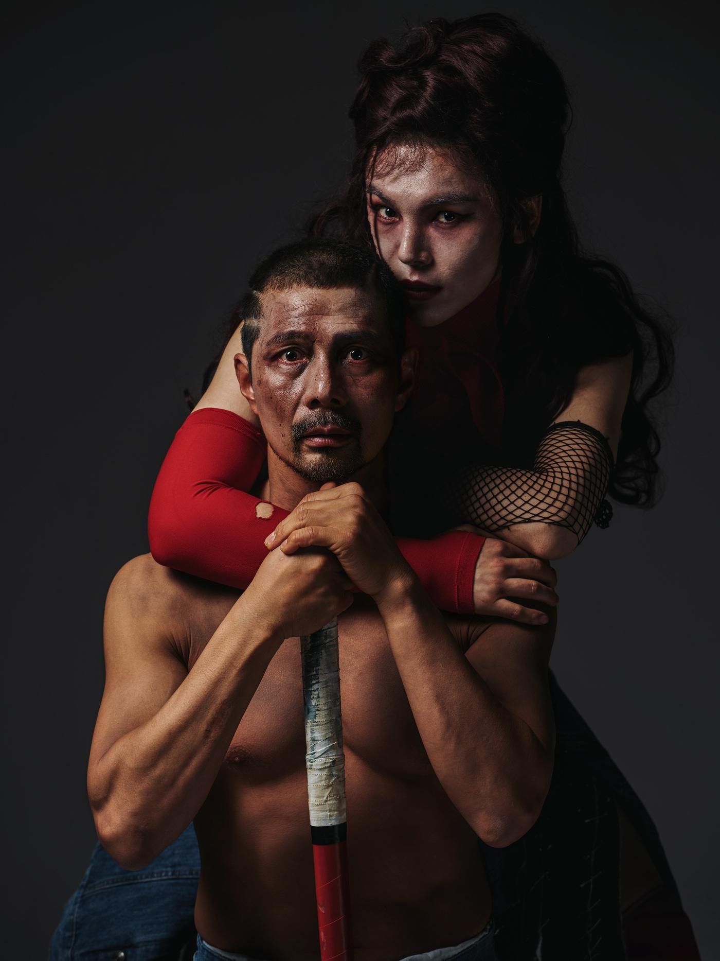 본문 이미지 - 연극 '칼로막베스'에서 김호산(앞)과 김준수(옐로밤 제공)