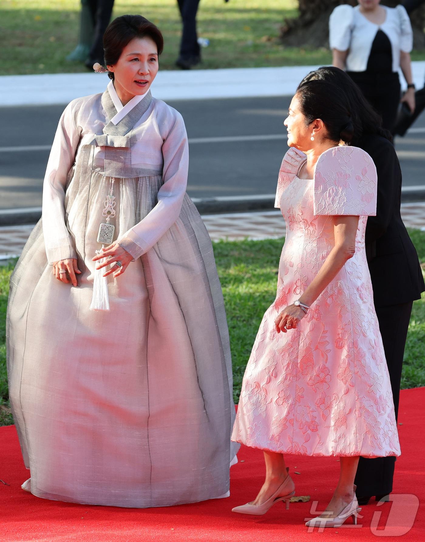 본문 이미지 - 김혜경 여사와 페르디난드 마르코스 주니어 필리핀 대통령의 부인 루이즈 아라네타 마르코스 여사가 3일(현지시간) 필리핀 마닐라 말라카냥궁에서 열린 공식환영식에서 대화를 나누고 있다. 2026.3.3 ⓒ 뉴스1 허경 기자