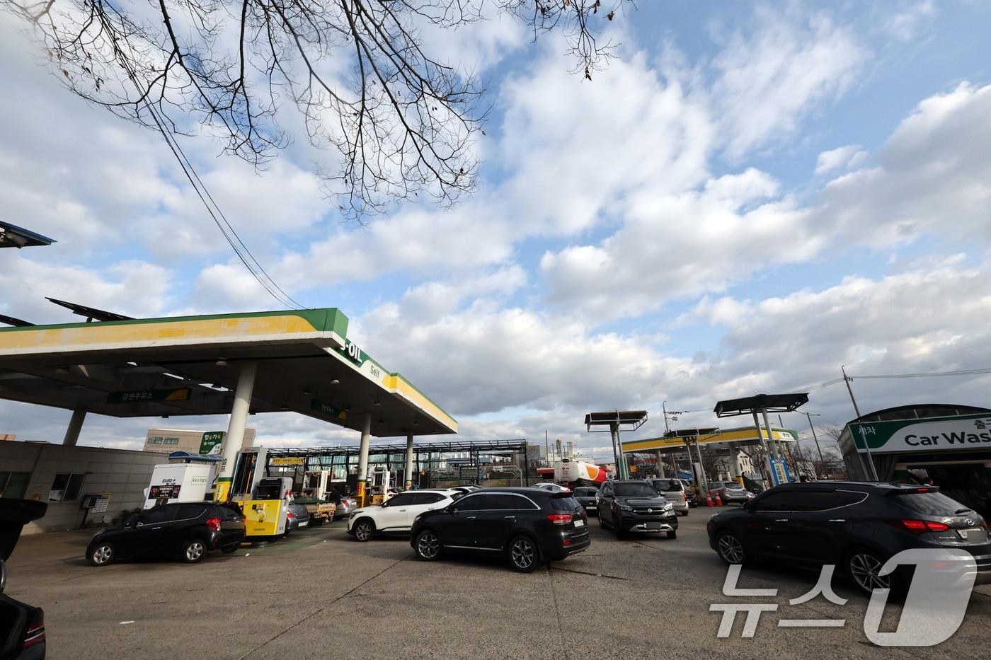 본문 이미지 - 광주 평균 휘발유 가격이 ℓ당 1708원까지 오른 3일 광주 서구 치평동의 한 주유소가 주유를 위한 시민들로 가득하다. ⓒ 뉴스1 박지현 기자