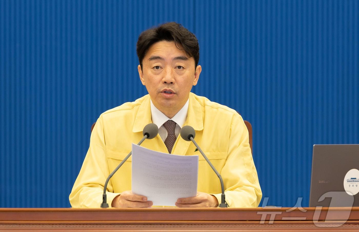 본문 이미지 - 강훈식 대통령 비서실장이 3일 청와대에서 열린 수석보좌관회의에서 발언을 하고 있다. (청와대 제공. 재판매 및 DB 금지) 2026.3.3 ⓒ 뉴스1 이재명 기자