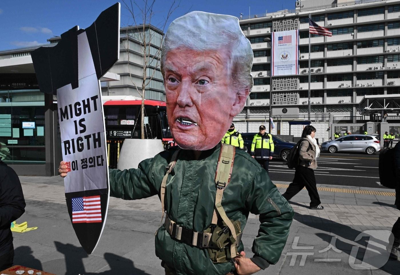 본문 이미지 - 미 대사관 앞에 등장한 트럼프 가면ⓒ AFP=뉴스1