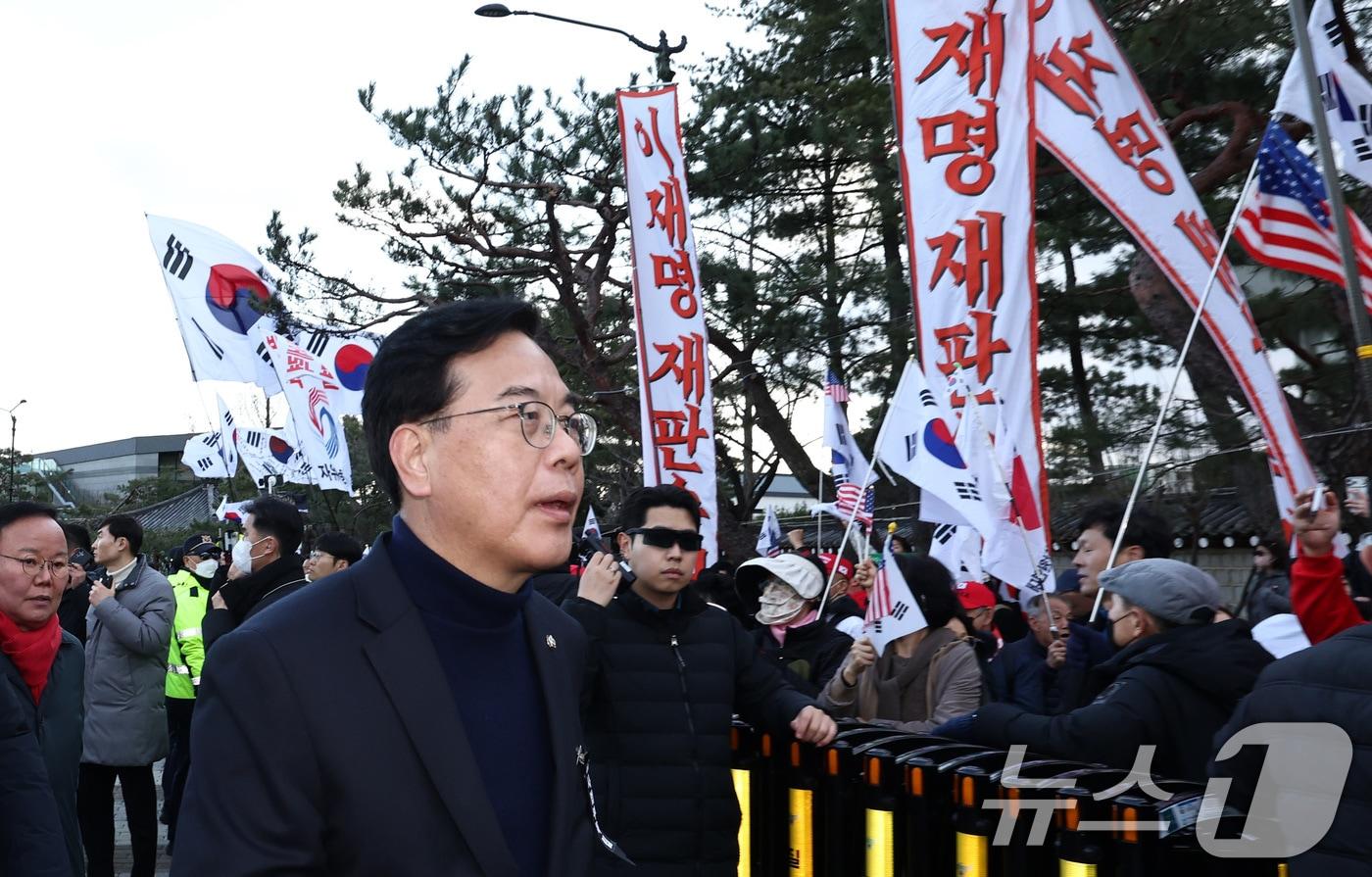 본문 이미지 - 송언석 국민의힘 원내대표가 3일 서울 종로구 청와대 사랑채 앞에서 사법독립 헌정수호 국민 기자회견을 마치고 기자회견장을 나서고 있다. 2026.3.3 ⓒ 뉴스1 최지환 기자