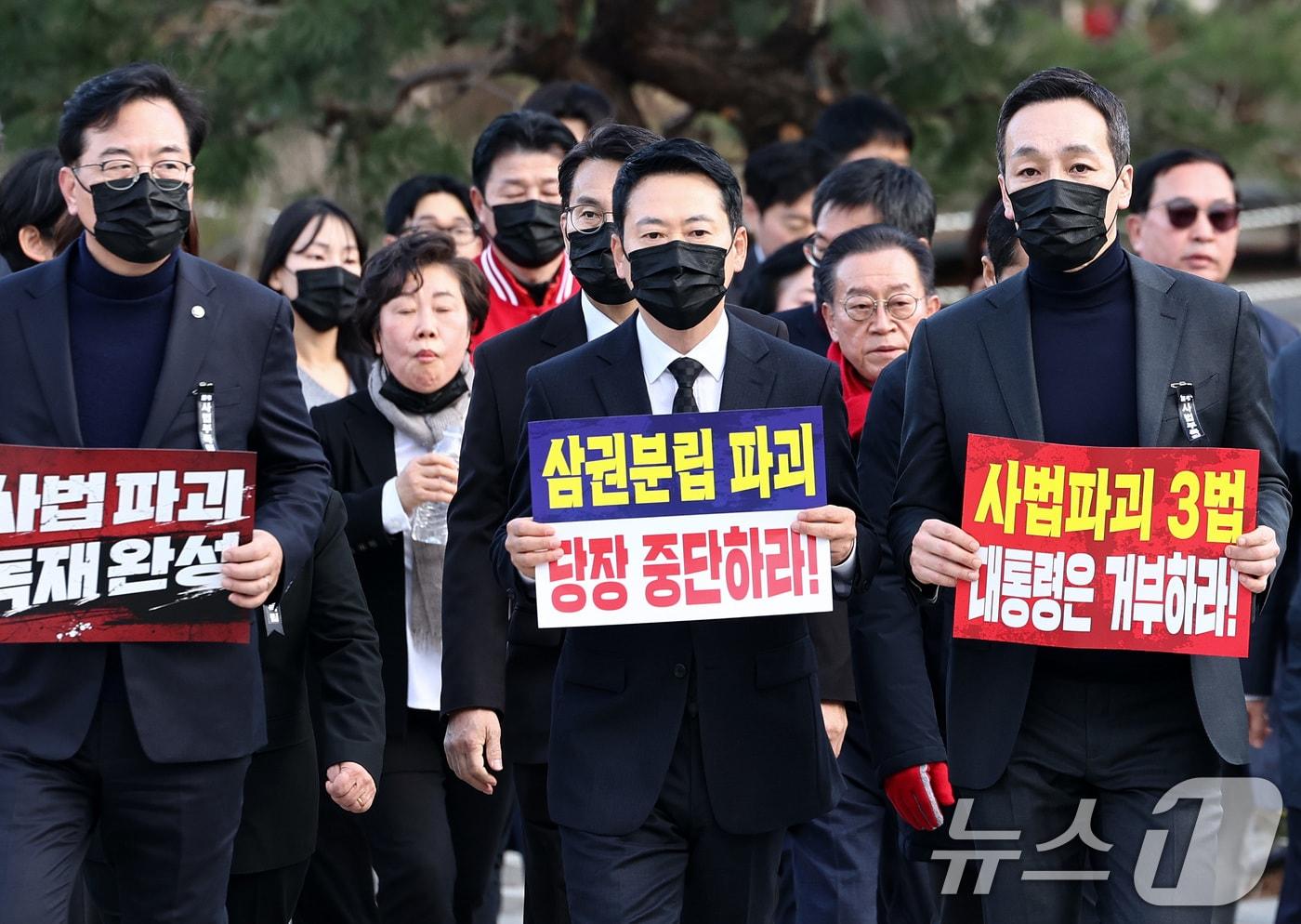 본문 이미지 - 장동혁 국민의힘 대표를 비롯한 국민의힘 지도부가 지난 3일 서울 종로구 청와대 사랑채 인근에서 사법독립 헌정수호를 위한 대국민 호소 국민대장정 도보행진을 하고 있다. 2026.3.3 ⓒ 뉴스1 최지환 기자
